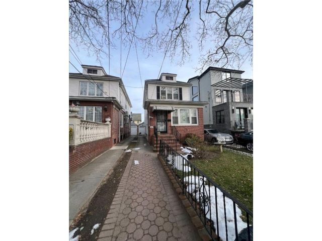  3 BR,  2.00 BTH &nbsp;Single family style home in Gravesend