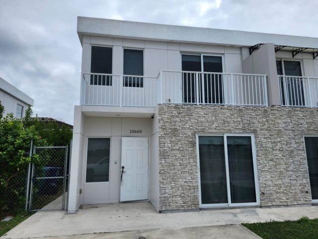  4 BR,  3.50 BTH &nbsp; style home in Homestead