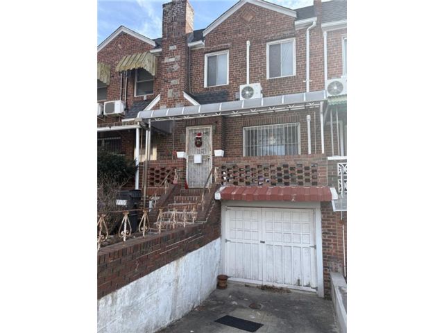  3 BR,  2.00 BTH &nbsp;Single family style home in Bensonhurst