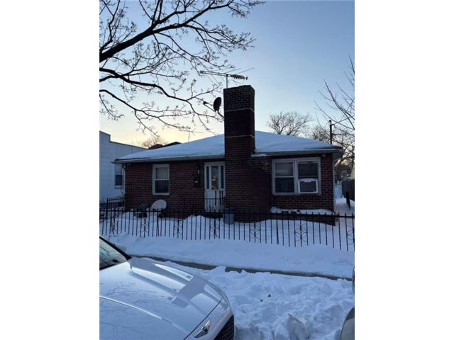  4 BR,  3.00 BTH &nbsp;Single family style home in Gravesend