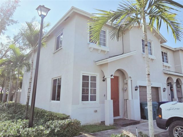  4 BR,  2.50 BTH &nbsp;Townhouse style home in Miami