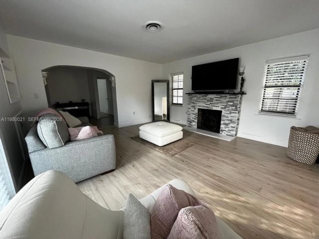  2 BR,  2.00 BTH &nbsp; style home in Miami