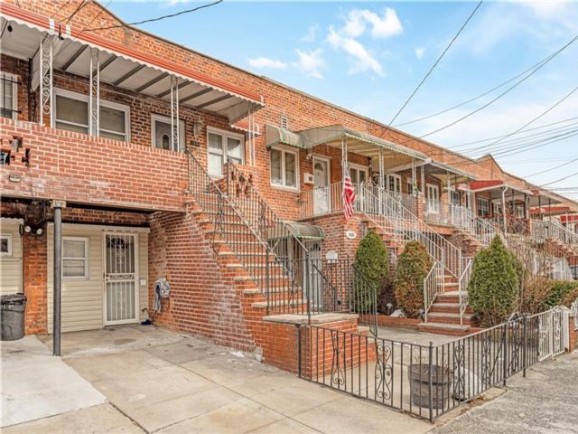  3 BR,  0.00 BTH &nbsp;Multi-family style home in Canarsie