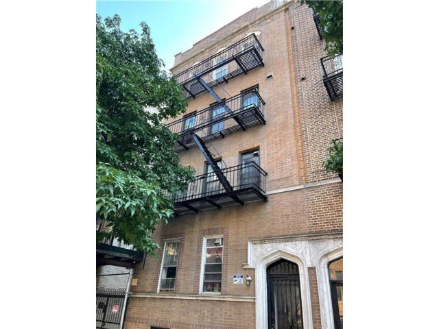 Studio,  0.00 BTH &nbsp;Multi-family style home in Sunset Park