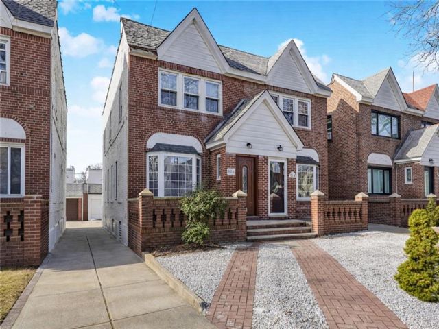  3 BR,  3.00 BTH &nbsp;Single family style home in Ozone Park