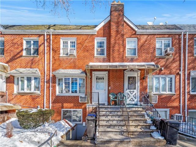  4 BR,  3.00 BTH &nbsp;Multi-family style home in Dyker Heights