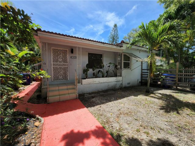  1 BR,  2.00 BTH &nbsp;Homeownr style home in El Portal