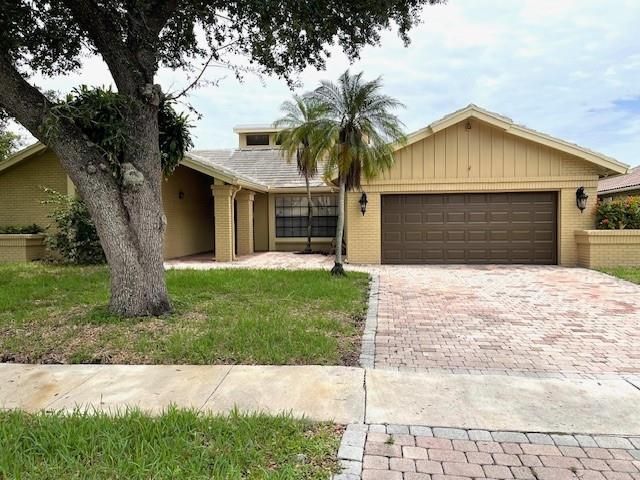  4 BR,  2.00 BTH &nbsp; style home in Plantation