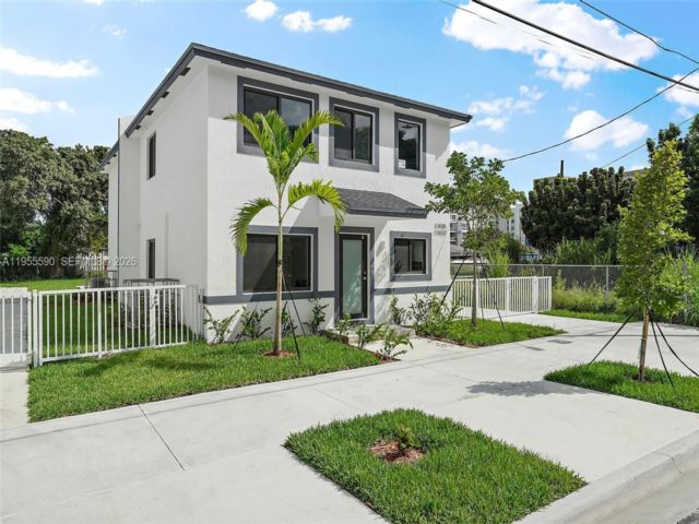  3 BR,  3.00 BTH &nbsp;Duplex style home in Miami