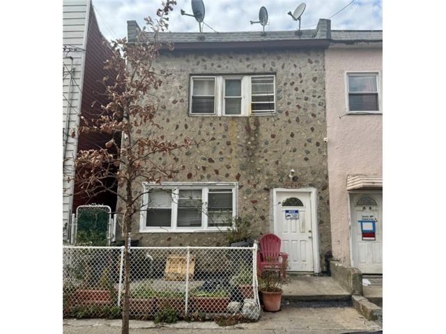  6 BR,  0.00 BTH &nbsp;Multi-family style home in Brighton Beach