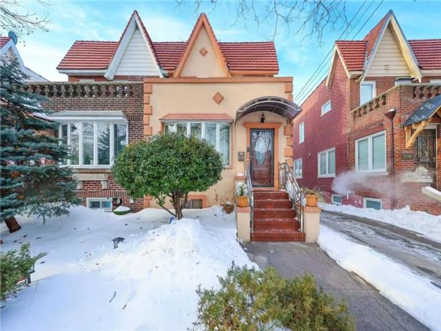  3 BR,  3.00 BTH &nbsp;Single family style home in Glendale