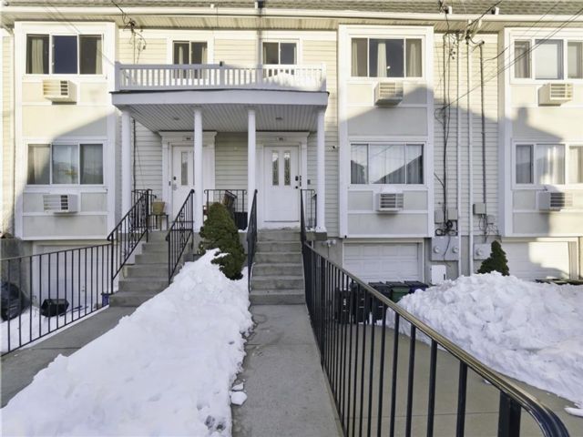  5 BR,  0.00 BTH &nbsp;Multi-family style home in Rockaway Park