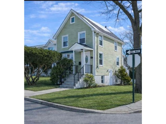  3 BR,  2.00 BTH &nbsp;Single family style home in Great Kill