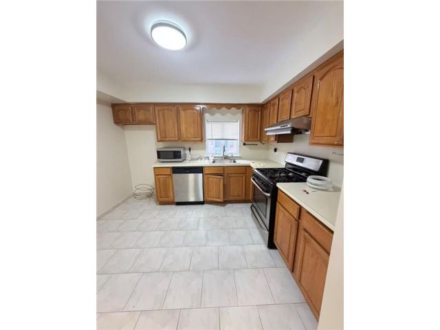  3 BR,  2.00 BTH &nbsp;Multi-family style home in Bath Beach