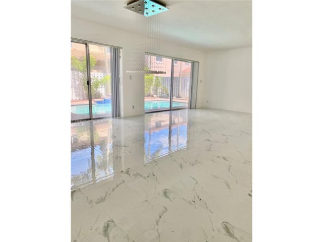 [Hollywood Real Estate, listing number 3329530]