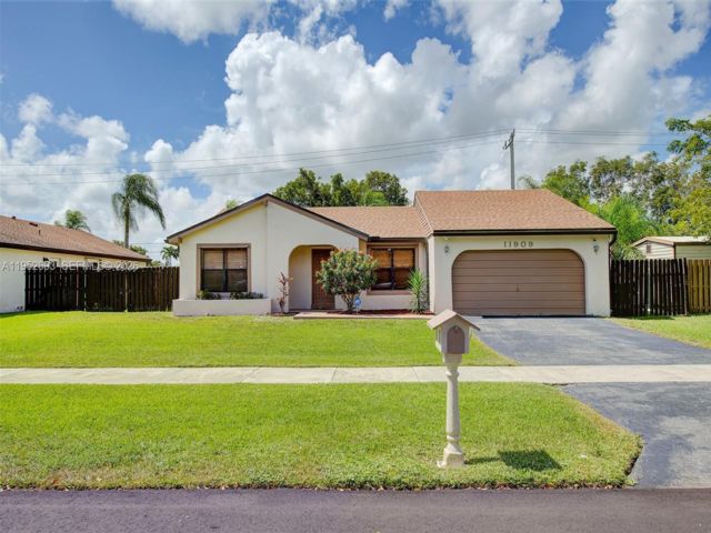  3 BR,  2.00 BTH &nbsp; style home in Cooper City