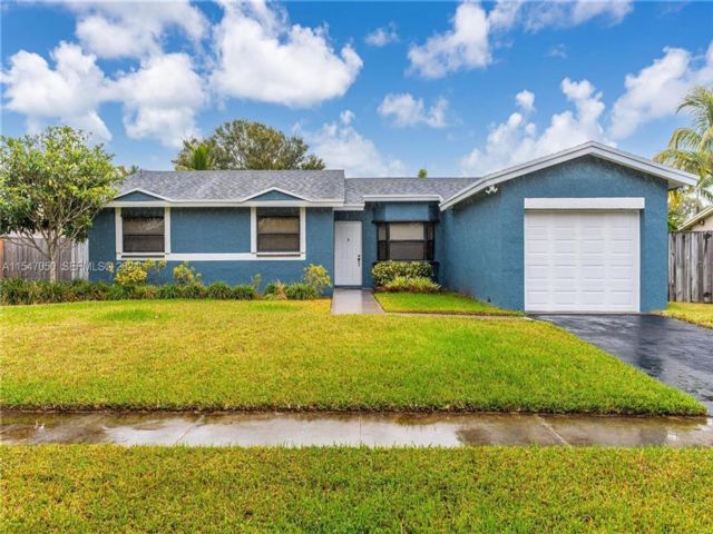  3 BR,  2.00 BTH &nbsp; style home in Weston