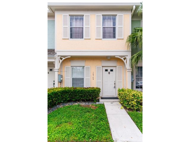  2 BR,  2.50 BTH &nbsp; style home in Weston