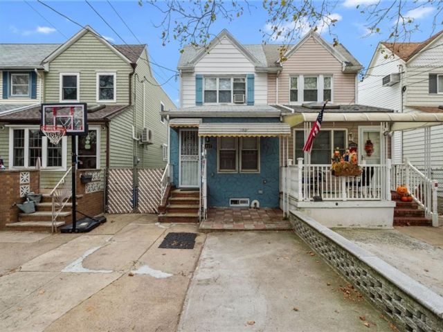  3 BR,  2.00 BTH &nbsp;Single family style home in Marine Park