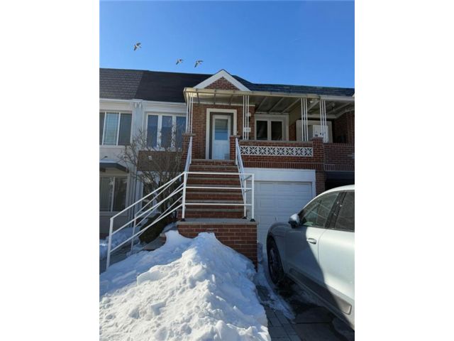  3 BR,  2.00 BTH &nbsp;Multi-family style home in Manhattan Beach