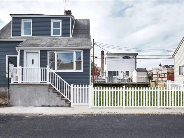  3 BR,  2.00 BTH &nbsp;Single family style home in Gerritsen Beach
