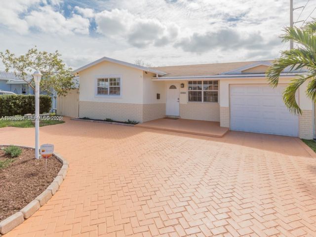  4 BR,  2.00 BTH &nbsp; style home in Hollywood