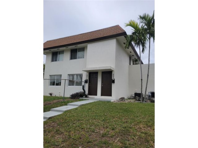  3 BR,  2.00 BTH &nbsp;Duplex style home in Kendall