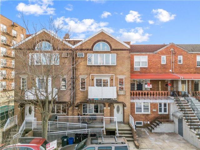  2 BR,  2.00 BTH &nbsp;Condominium style home in Sheepshead Bay