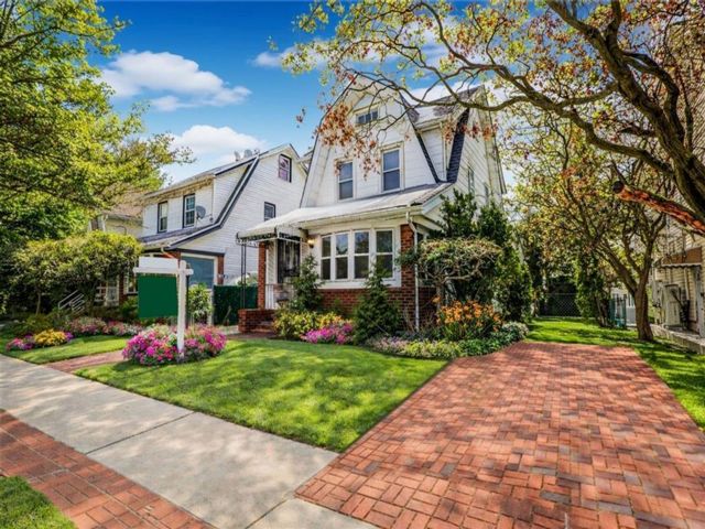  3 BR,  2.00 BTH &nbsp;Single family style home in Marine Park