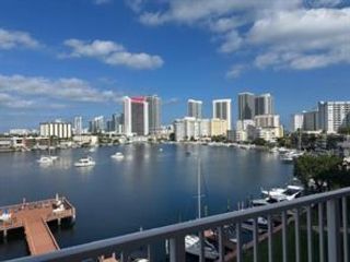  2 BR,  2.00 BTH &nbsp;Condo style home in Hallandale