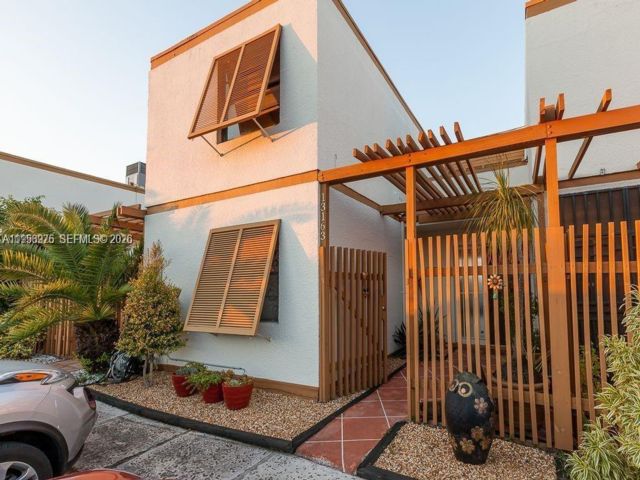  3 BR,  3.00 BTH &nbsp;Townhouse style home in Miami