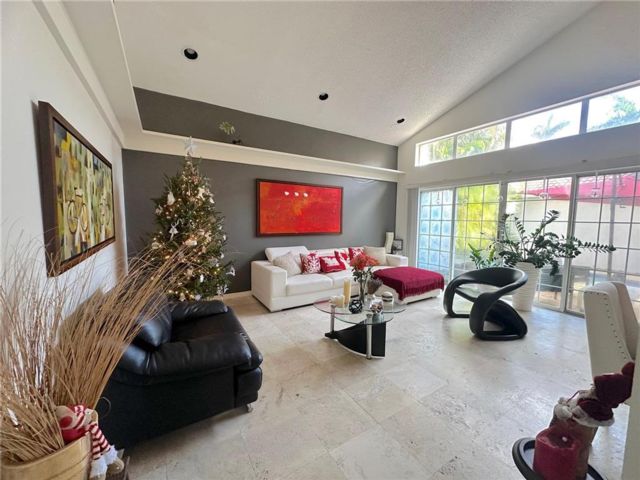 [Hollywood Real Estate, listing number 3329887]