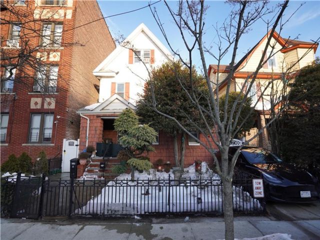  5 BR,  4.00 BTH &nbsp;Single family style home in Homecrest