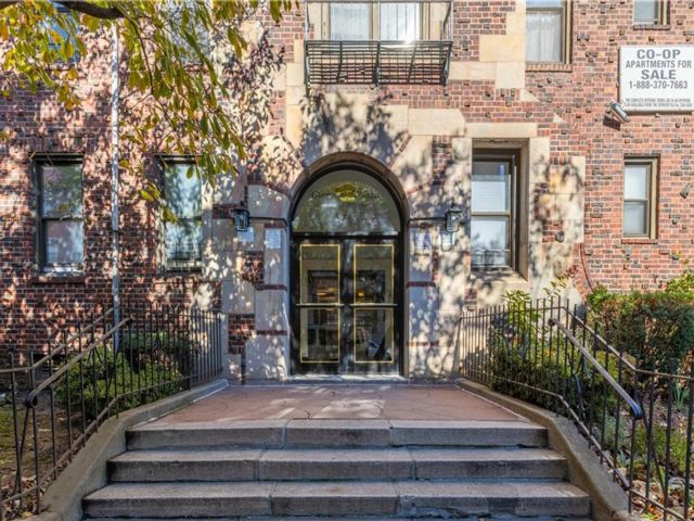  2 BR,  1.00 BTH &nbsp;Co-op style home in Midwood