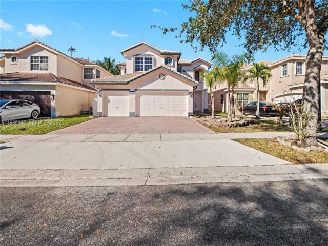  6 BR,  4.50 BTH &nbsp;European style home in Miramar