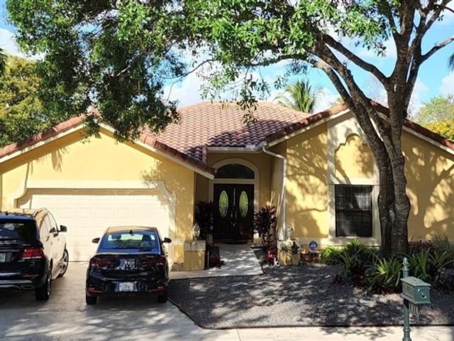 4 BR,  2.50 BTH &nbsp; style home in Weston