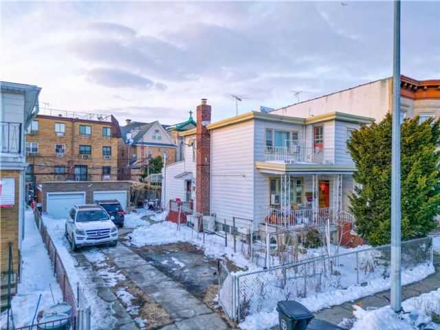 Studio,  0.00 BTH &nbsp;Multi-family style home in Bath Beach