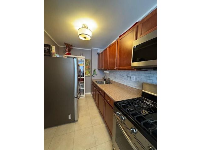  2 BR,  1.00 BTH &nbsp;Co-op style home in Brighton Beach