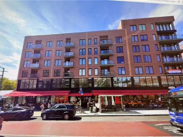  2 BR,  2.00 BTH &nbsp;Condominium style home in Queens Village