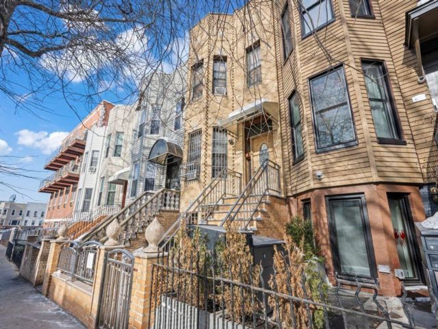  6 BR,  3.00 BTH &nbsp;Multi-family style home in Greenwood Heights