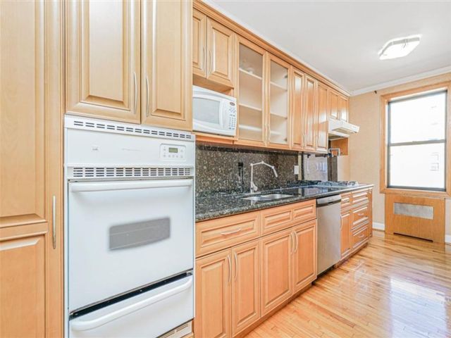  2 BR,  1.00 BTH &nbsp;Co-op style home in Midwood