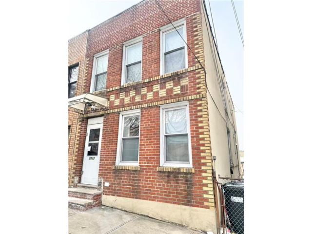 6 BR,  2.00 BTH &nbsp;Multi-family style home in Maspeth