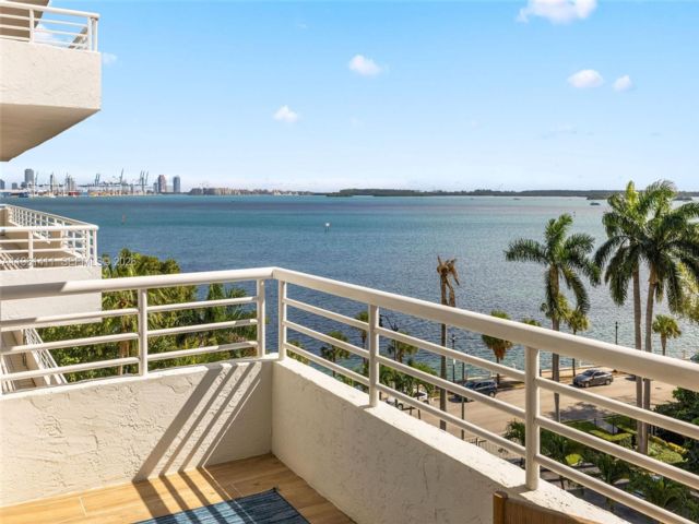  2 BR,  2.00 BTH &nbsp; style home in Miami