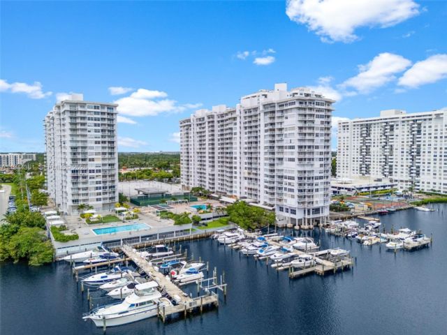  2 BR,  2.00 BTH &nbsp; style home in Aventura