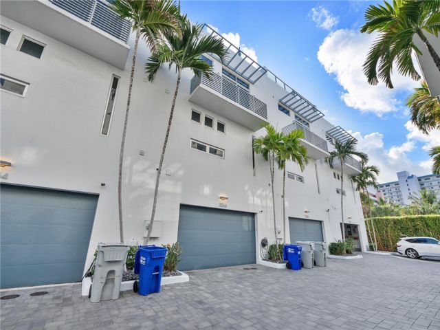  3 BR,  3.50 BTH &nbsp;Townhouse style home in Pompano Beach