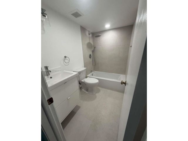  2 BR,  2.00 BTH &nbsp; style home in Miami