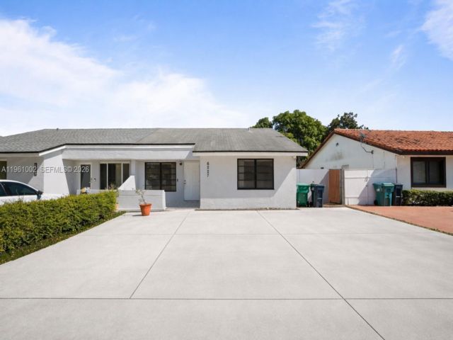  2 BR,  2.00 BTH &nbsp; style home in Miami