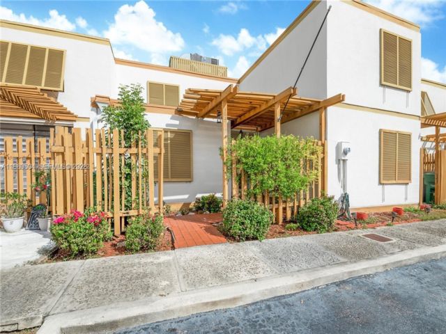  2 BR,  2.00 BTH &nbsp; style home in Miami