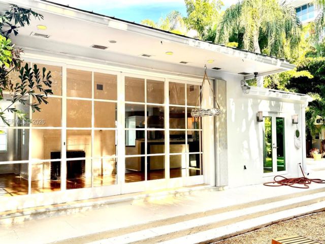  3 BR,  3.00 BTH &nbsp; style home in Miami