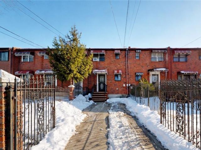  3 BR,  2.00 BTH &nbsp;Single family style home in East New York